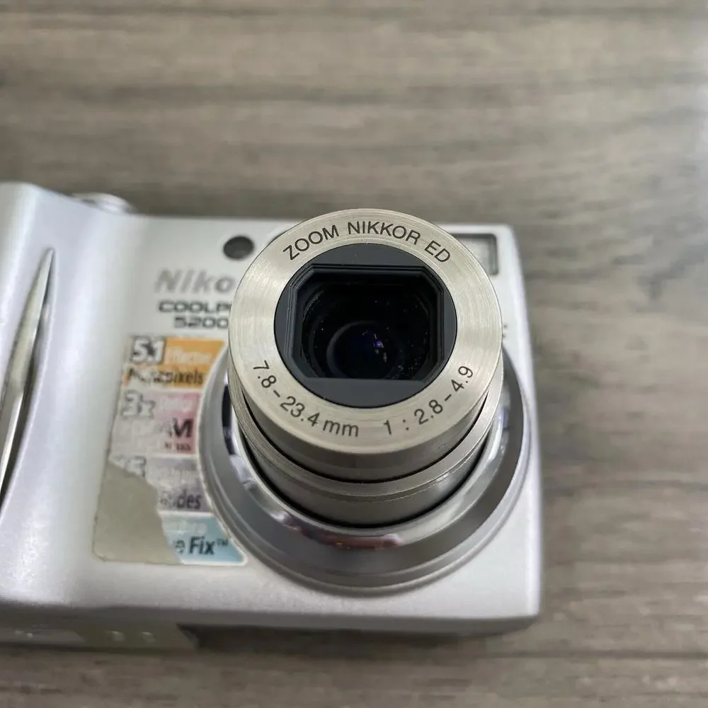 Nikon Coolpix E5200 5.1 MP Digital Camera 2X Batteries, charger, box - FOR PARTS